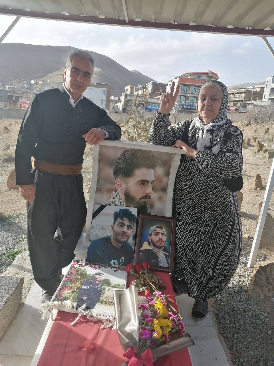 سنە: سەردانی گڵکۆی شەهیدانی شۆرشی ژینا لە دوا پێنجشەممەی ساڵدا