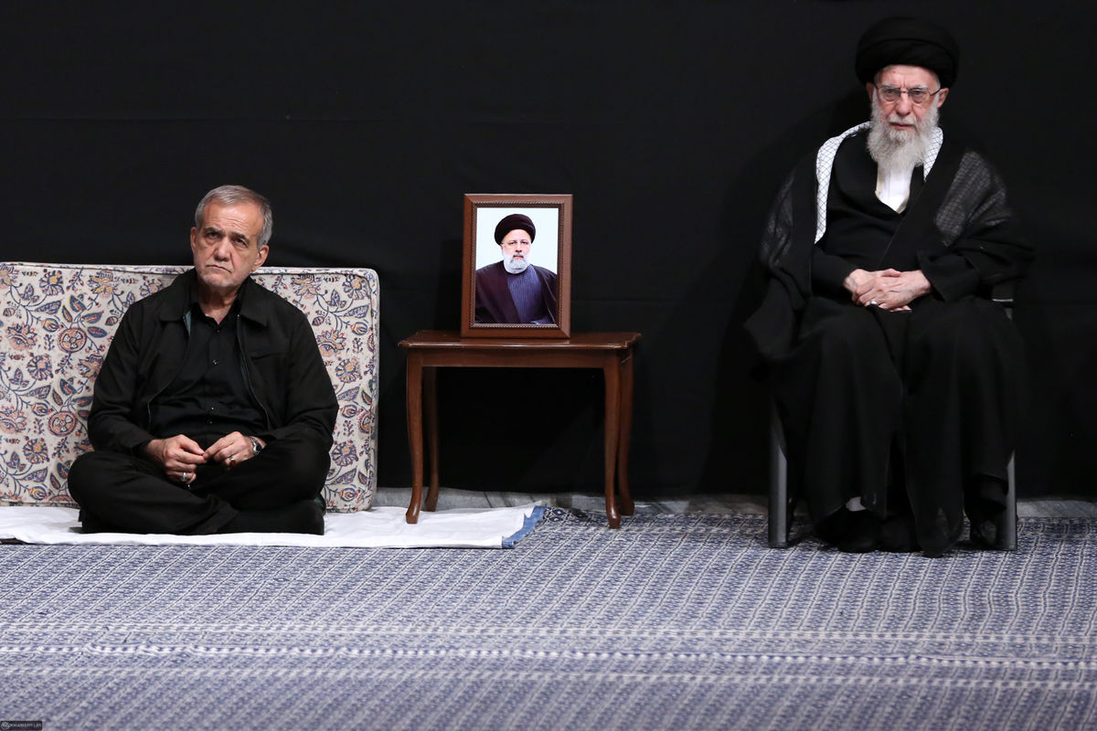 خامنەیی چۆن کەسێکی میانڕەوی نەناسراوی کردە سەرۆککۆمار؟