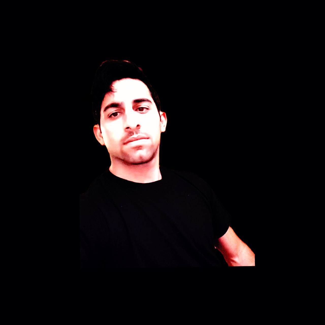 لازم نیست برای فرزند دیکتاتور سابق و حامیانشان که قدر دموکراسی را نمیدانند، خورشید باشیم